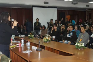 FMM2015_-Echange-entre-professionnel-et-etudiants-de-la-FSEGT-min-scaled